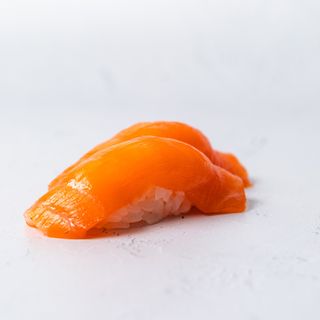 Nigiri Salmón. (2Pzs.)
