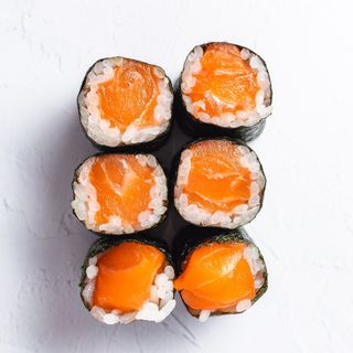 Maki salmón. (6Pzs.)