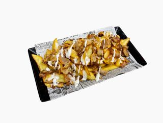 Patatas Con Carne De Kebab y Salsa