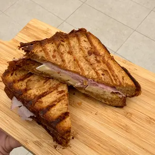 Bikini de jamón dulce y brie