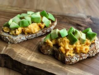 Tostada con aguacate y huevos revueltos