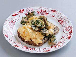 Tostadas con huevos revueltos con champiñones y pimientos salteados