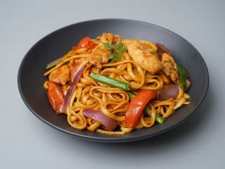 Tallarines salteados con pollo