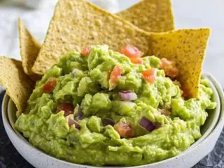 Guacamole con yukas fritas crujientes