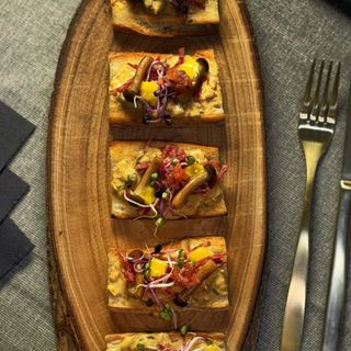 Canapés con shimeji y chorizo