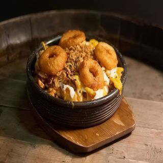 Patatas fritas con pollo