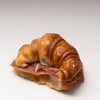 Medialuna con Jamón Serrano