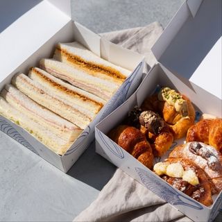 Combo 6 Medialunas & Sandwiches de Miga + Bebidas