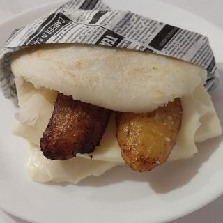 Arepa de Tajadas con queso