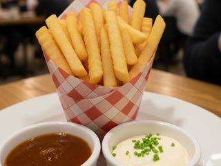 Ración de patatas fritas con salsa