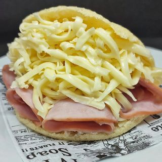 Arepa de Jamón y queso