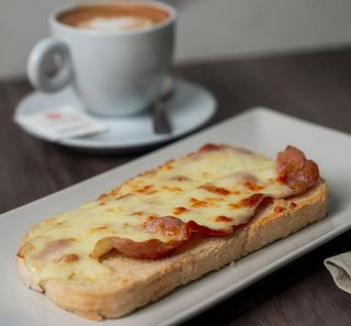 Tostada Con Bacon Y Queso Gratinado