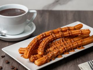 Media docena de churros con un ingrediente dulce.