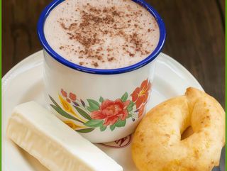 CHOCOLATE + PANDEBONO+QUESO