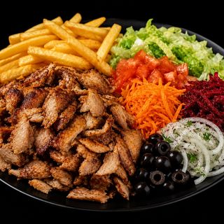 Plato de Kebab con Patatas y Ensalada