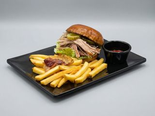 Bocadillo De Lechón(patatas incluidas)