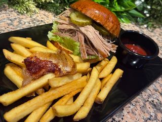 Bocadillo De Lechón(patatas incluidas)