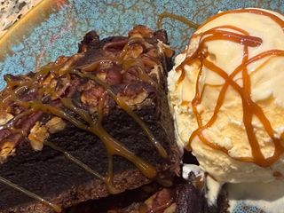 Brownie con Helado de Vainilla