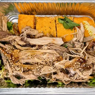 Tamal con carne de cerdo asado
