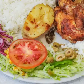 1/2 pollo alast , patata frita. Ensalada,arroz