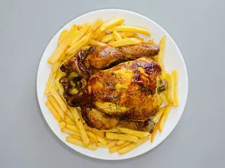 Pollo entero patatas frita