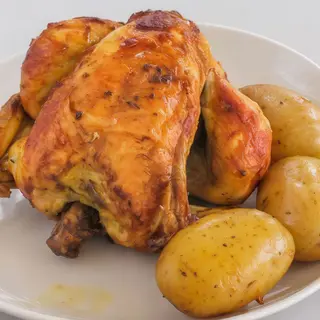 Pollo entero , patata cocida y salasa