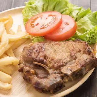 Chuletas de ternera , arroz , ensalada, patata