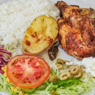 1/2 pollo . Arroz , patata , cocida y ensalada