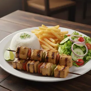 Pincho de pollo , arroz , ensalada, patatas