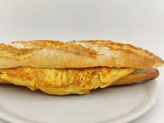 Bocadillo de tortilla francesa