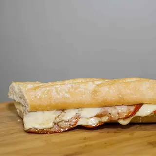 Bocadillo de lomo con queso y bacon