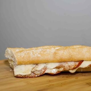 Bocadillo de lomo con queso y bacon