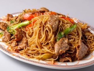 Fideos fritos con ternera