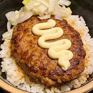 Bol de arroz con carne de hamburguesa