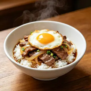Bol de arroz con ternera y huevo