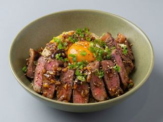 Bol de arroz con ternera y huevo