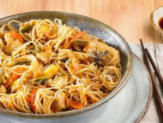 Fideos fritos con pollo