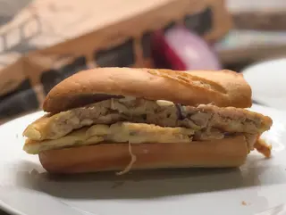 Bocadillo de tortilla de atun