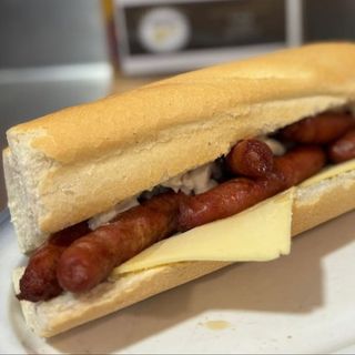 Bocadillo de salchichas del pais con queso