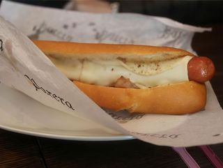 Bocadillo de frankfurt con queso