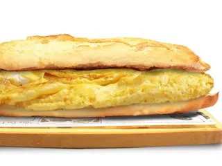 Bocadillo de tortilla francesa con queso