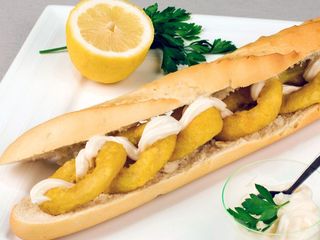 Bocadillo de calamares con mayonesa