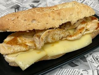 Bocadillo de pechuga de pollo con queso