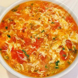 Sopa de tomate y huevos