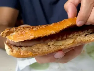 Bocadillo de butifarra con queso