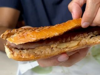 Bocadillo de butifarra con queso