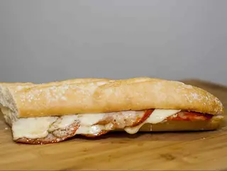 Bocadillo de lomo con queso