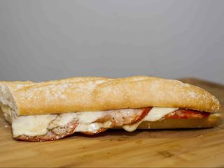 Bocadillo de lomo con queso