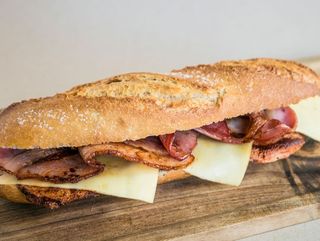 Bocadillo de bacon con queso