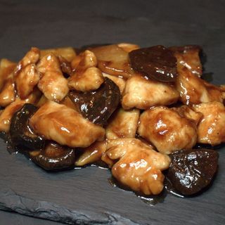 Pollo con bambu y setas